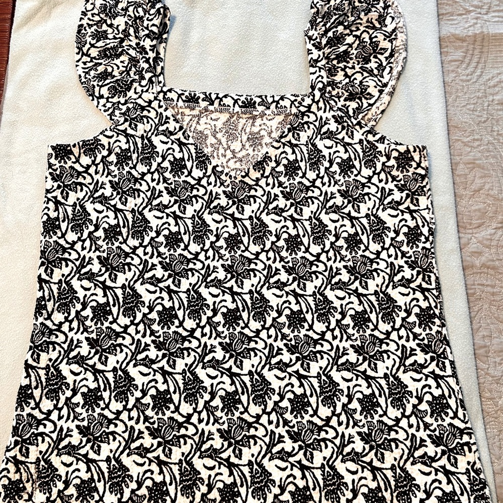 LOFT ruffle sleeve, V neck top; Size Medium; cute Summer/y nautical pattern.